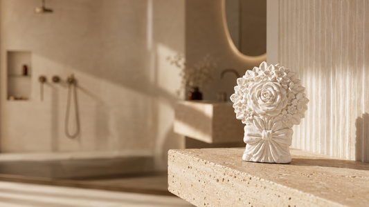 白色花束造型擴香石放在浴室乾區的米色石材層架
